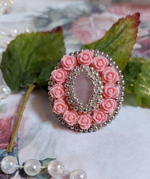 Parisian Roses ring geborduurd met een kwarts cabochon versierd met hars rozen en rocailles