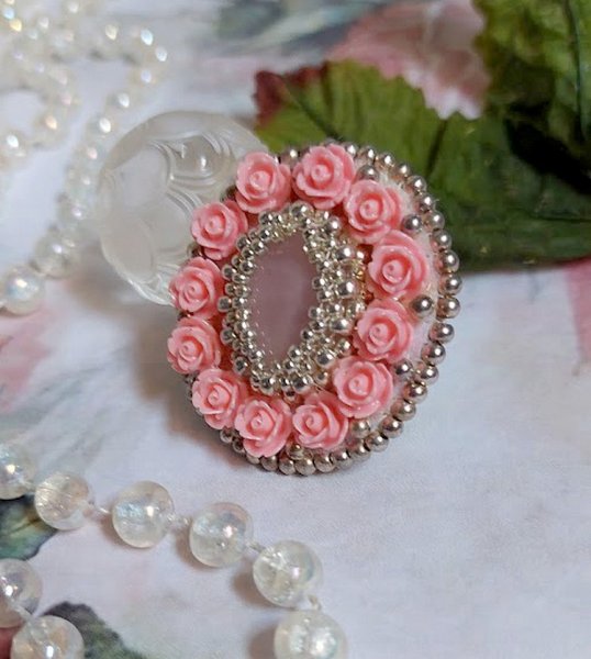 Parisian Roses ring geborduurd met een kwarts cabochon versierd met hars rozen en rocailles