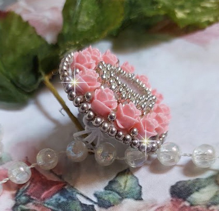 Parisian Roses ring geborduurd met een kwarts cabochon versierd met hars rozen en rocailles