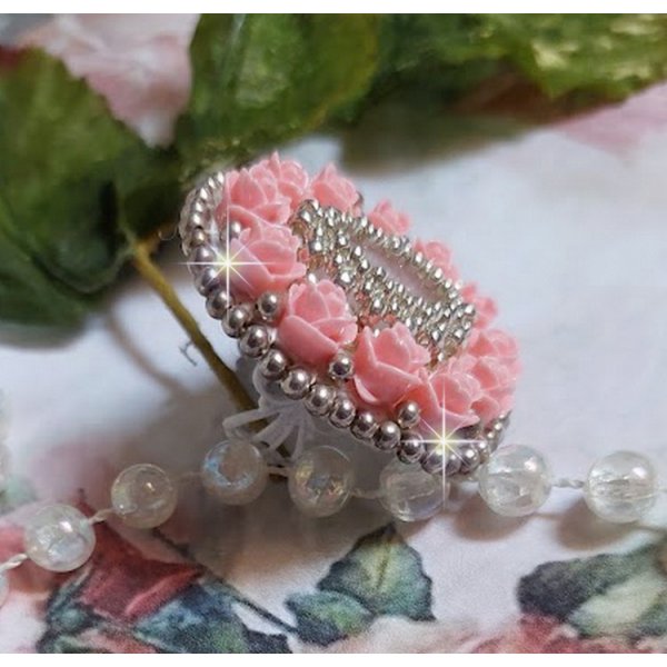 Parisian Roses ring geborduurd met een kwarts cabochon versierd met hars rozen en rocailles