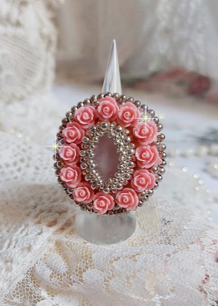 Parisian Roses ring geborduurd met een kwarts cabochon versierd met hars rozen en rocailles