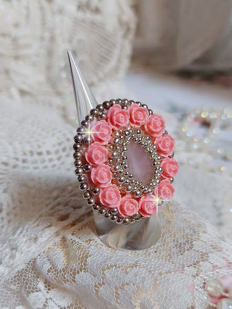 Parisian Roses ring geborduurd met een kwarts cabochon versierd met hars rozen en rocailles