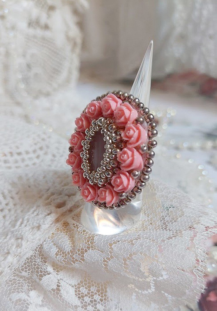 Parisian Roses ring geborduurd met een kwarts cabochon versierd met hars rozen en rocailles