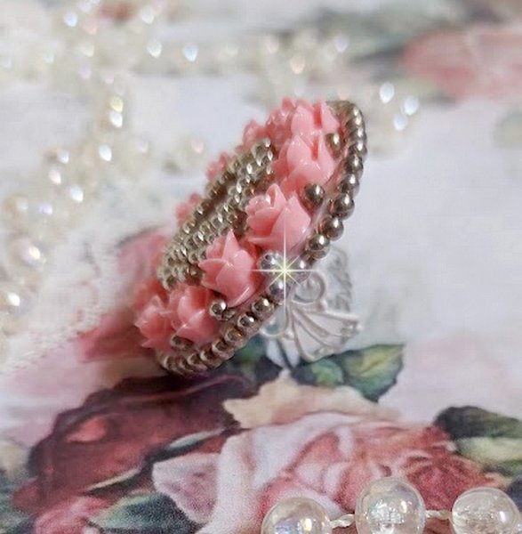 Parisian Roses ring geborduurd met een kwarts cabochon versierd met hars rozen en rocailles