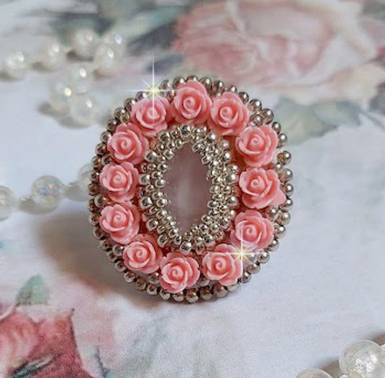 Parisian Roses ring geborduurd met een kwarts cabochon versierd met hars rozen en rocailles
