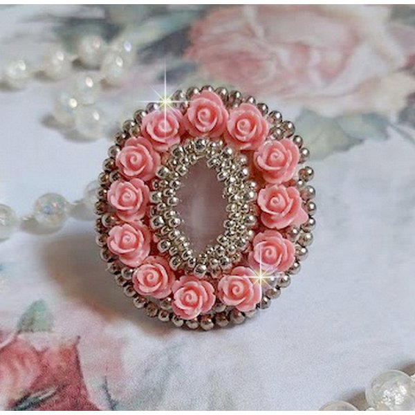 Parisian Roses ring geborduurd met een kwarts cabochon versierd met hars rozen en rocailles
