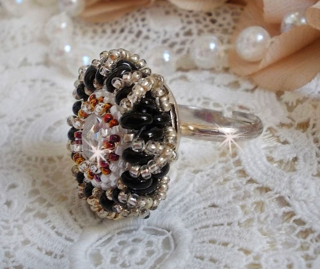Passie ring geborduurd met Swarovski kristal en rocailles 