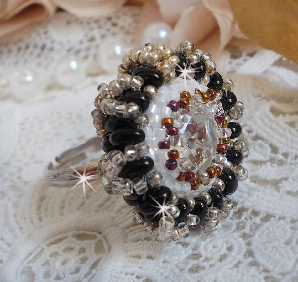 Passie ring geborduurd met Swarovski kristal en rocailles 