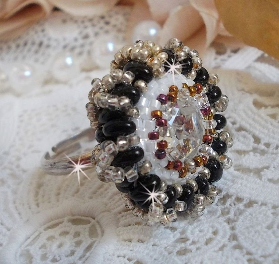 Passie ring geborduurd met Swarovski kristal en rocailles 