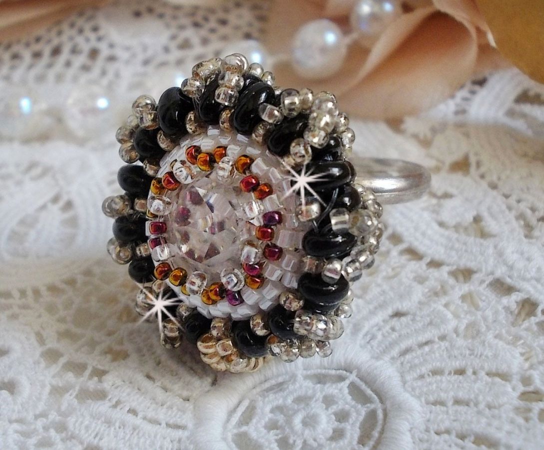 Passie ring geborduurd met Swarovski kristal en rocailles 