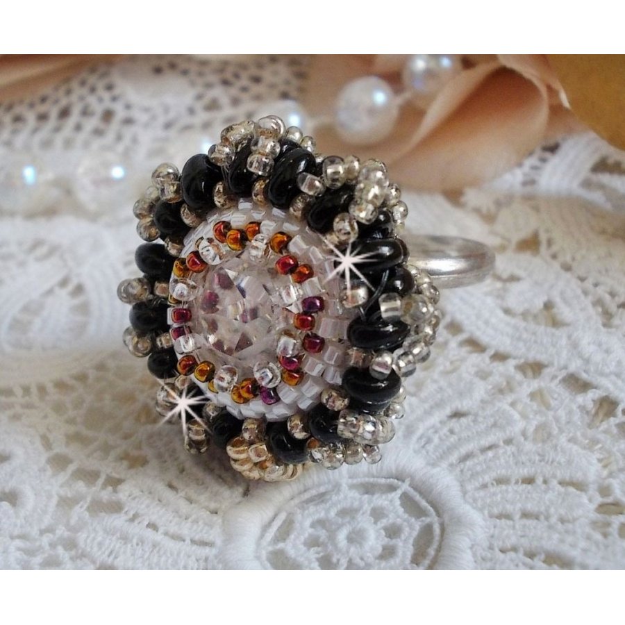 Passie ring geborduurd met Swarovski kristal en rocailles 