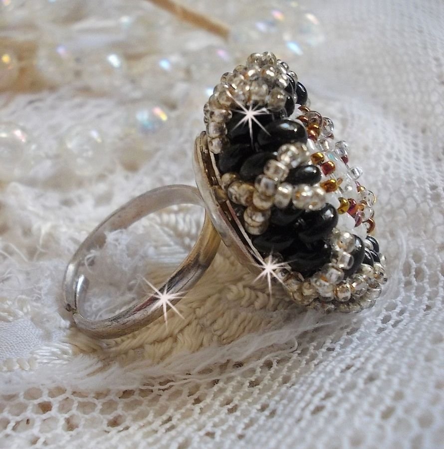 Passie ring geborduurd met Swarovski kristal en rocailles 