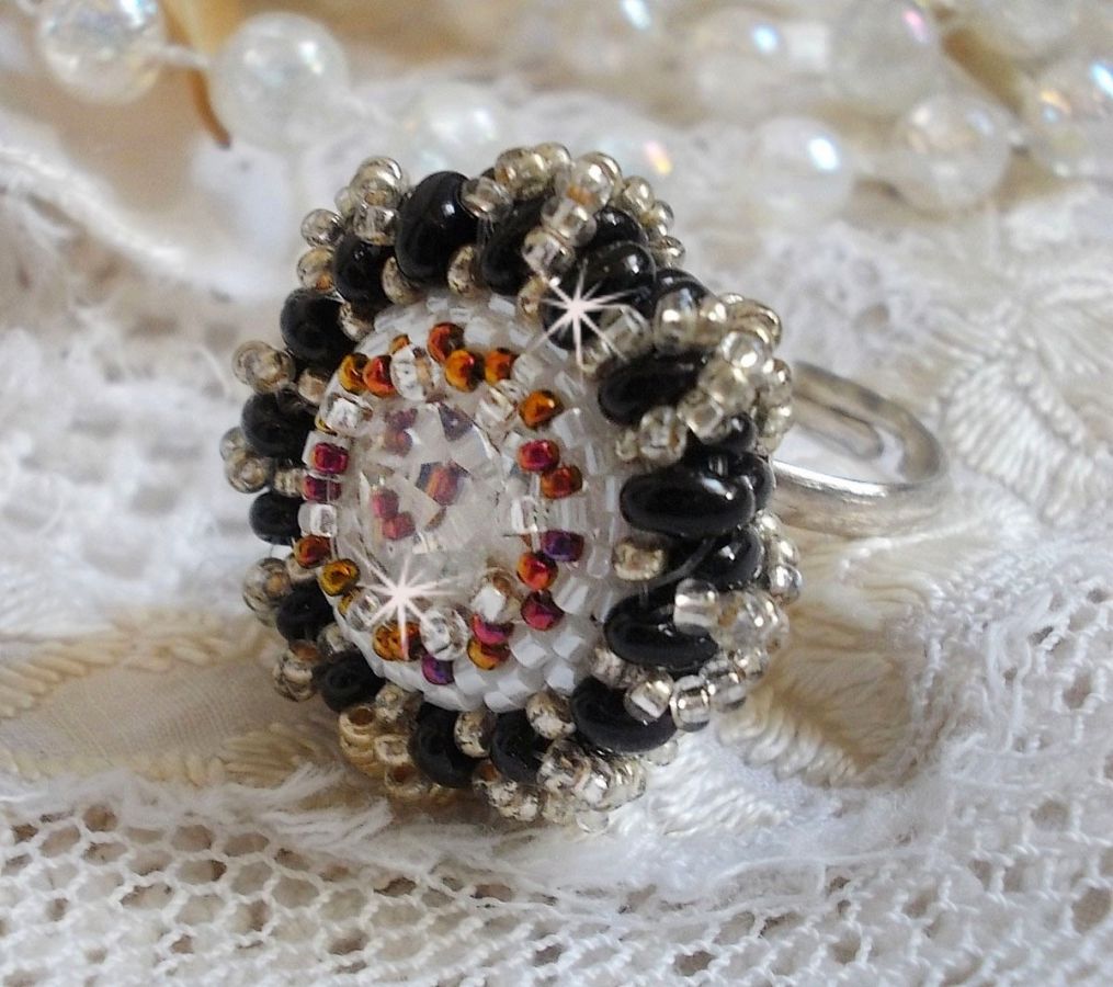 Passie ring geborduurd met Swarovski kristal en rocailles 