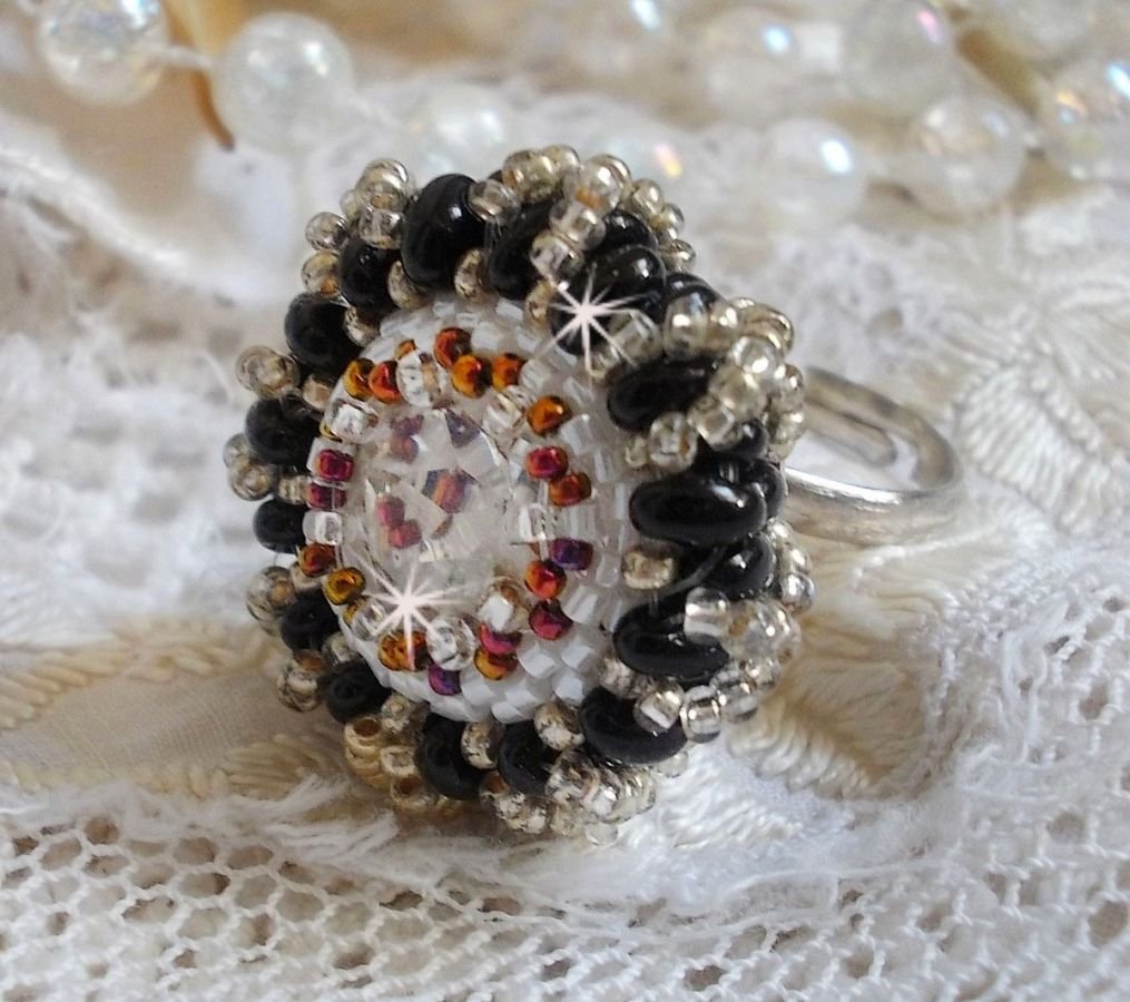 Passie ring geborduurd met Swarovski kristal en rocailles 