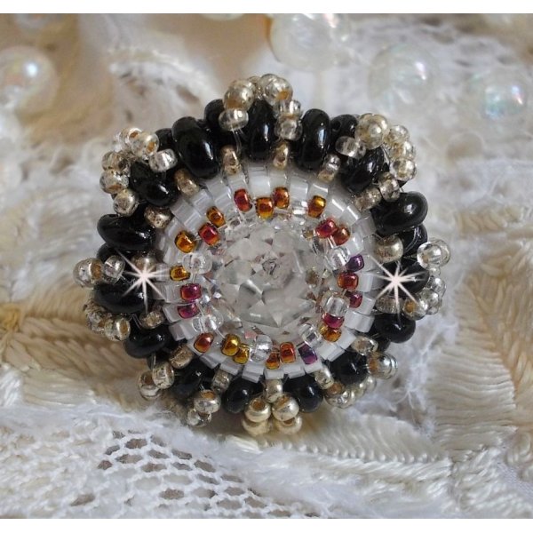 Passie ring geborduurd met Swarovski kristal en rocailles 