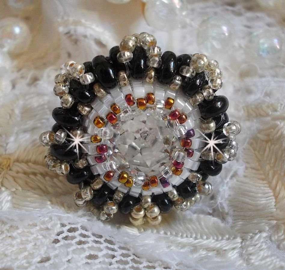 Passie ring geborduurd met Swarovski kristal en rocailles 