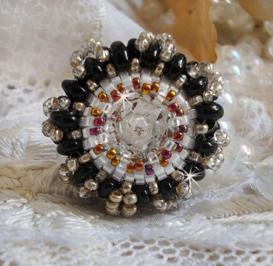Passie ring geborduurd met Swarovski kristal en rocailles 