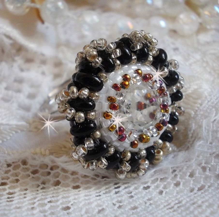 Passie ring geborduurd met Swarovski kristal en rocailles 