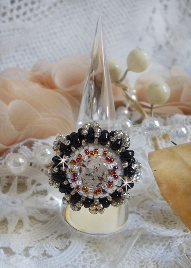Passie ring geborduurd met Swarovski kristal en rocailles 