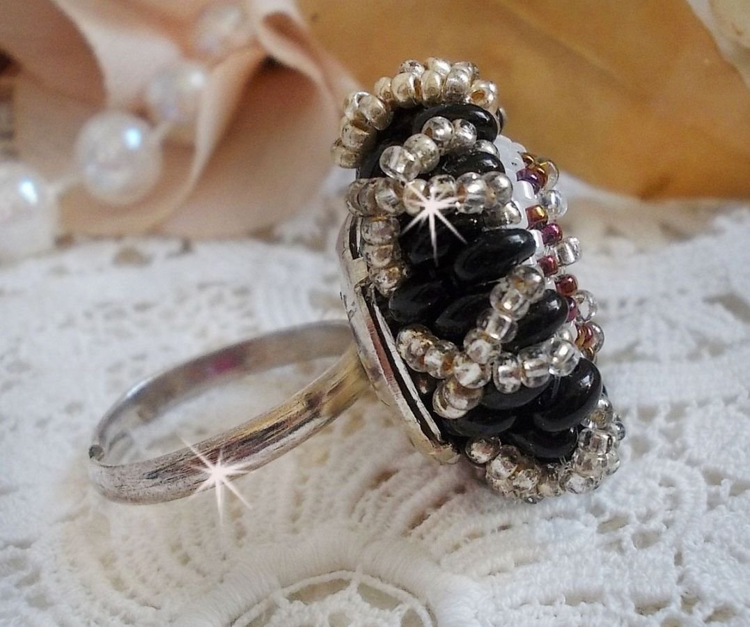 Passie ring geborduurd met Swarovski kristal en rocailles 