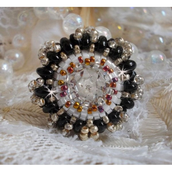 Passie ring geborduurd met Swarovski kristal en rocailles 