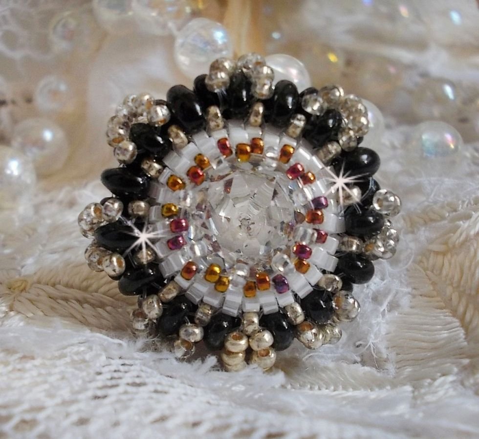 Passie ring geborduurd met Swarovski kristal en rocailles 