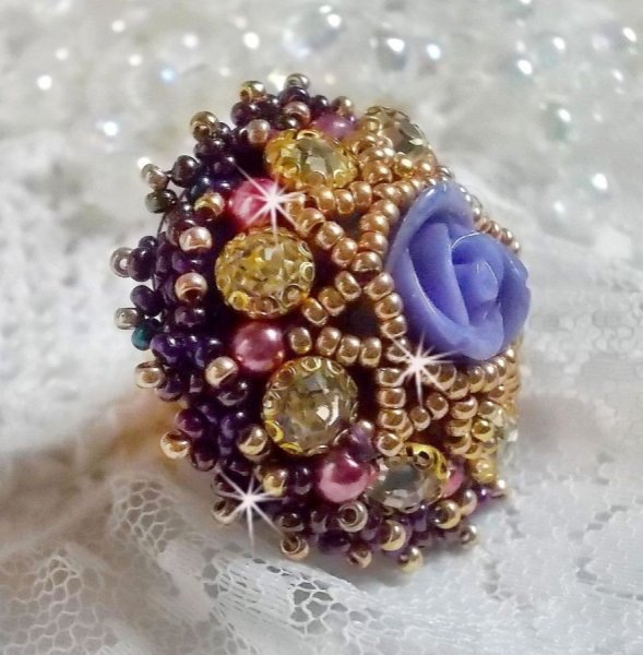 La Passionn&eacute;e de Venise ring geborduurd met een paarse hars bloem en kristallen strass steentjes