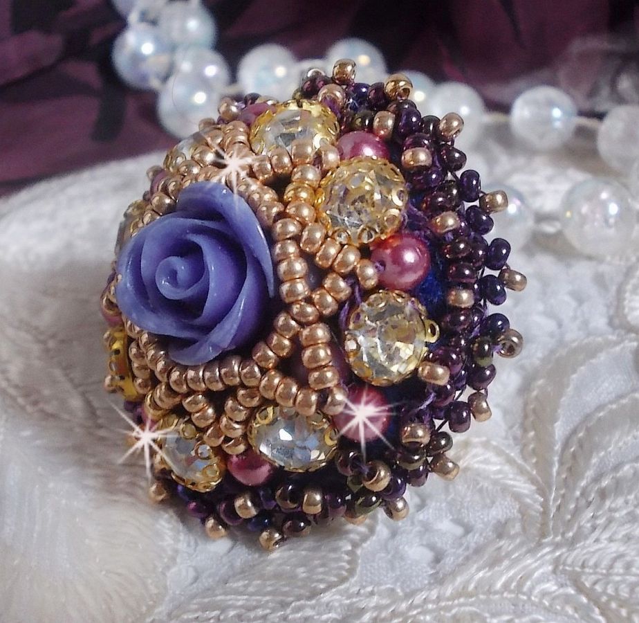 La Passionnée de Venise ring geborduurd met een paarse hars bloem en kristallen strass steentjes