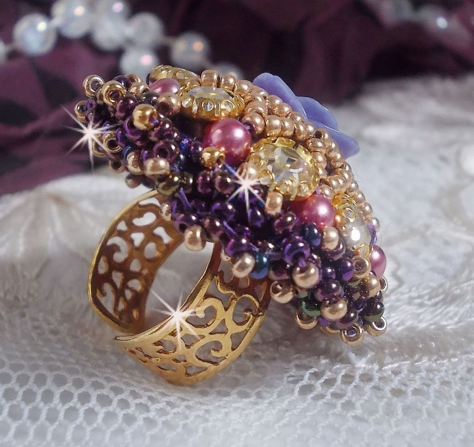 La Passionnée de Venise ring geborduurd met een paarse hars bloem en kristallen strass steentjes