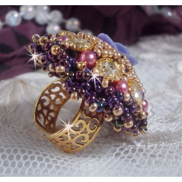 La Passionn&eacute;e de Venise ring geborduurd met een paarse hars bloem en kristallen strass steentjes