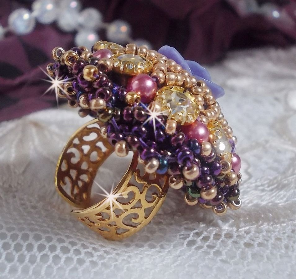 La Passionnée de Venise ring geborduurd met een paarse hars bloem en kristallen strass steentjes