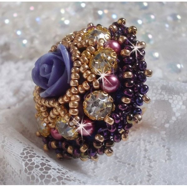 La Passionn&eacute;e de Venise ring geborduurd met een paarse hars bloem en kristallen strass steentjes