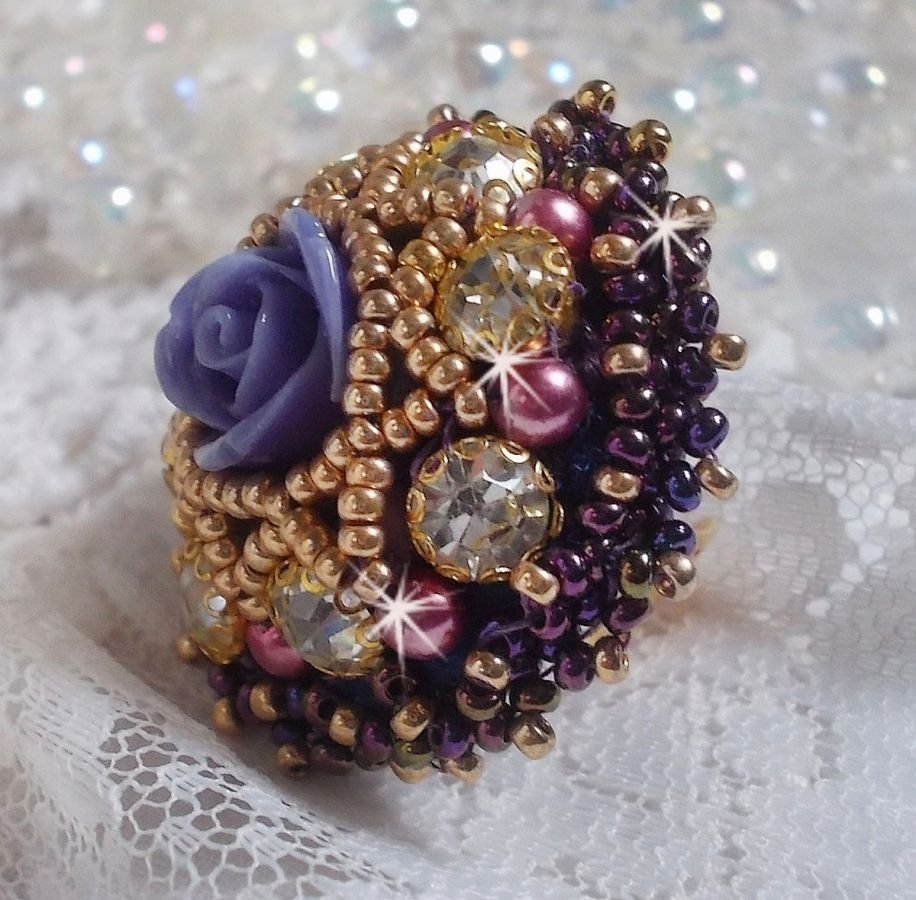 La Passionnée de Venise ring geborduurd met een paarse hars bloem en kristallen strass steentjes
