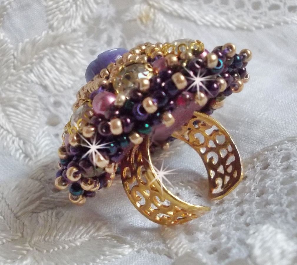 La Passionnée de Venise ring geborduurd met een paarse hars bloem en kristallen strass steentjes