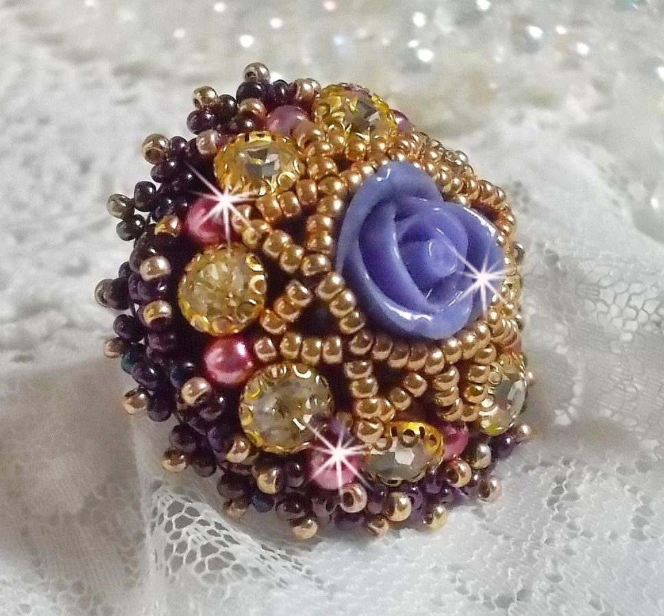 La Passionnée de Venise ring geborduurd met een paarse hars bloem en kristallen strass steentjes