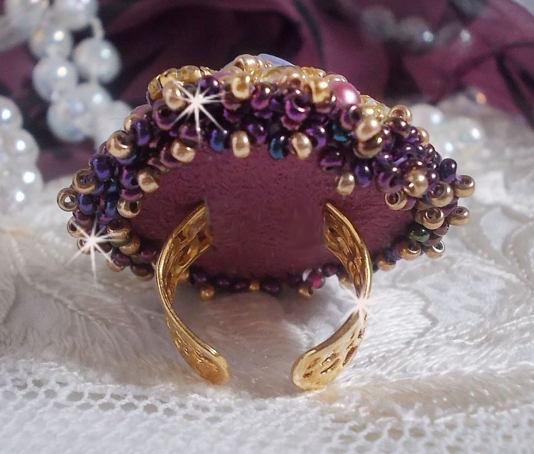 La Passionnée de Venise ring geborduurd met een paarse hars bloem en kristallen strass steentjes