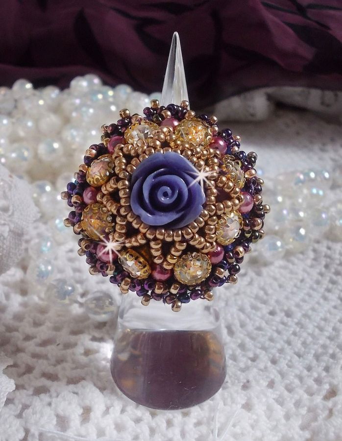 La Passionnée de Venise ring geborduurd met een paarse hars bloem en kristallen strass steentjes