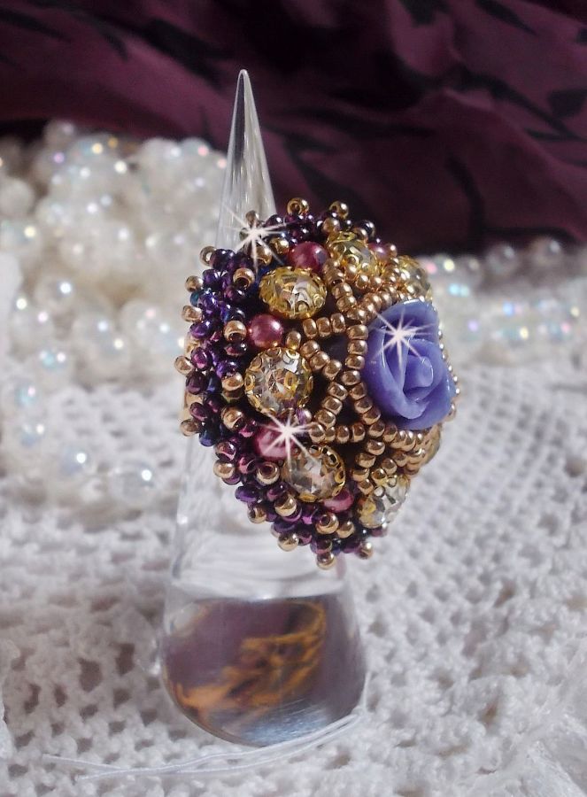 La Passionnée de Venise ring geborduurd met een paarse hars bloem en kristallen strass steentjes