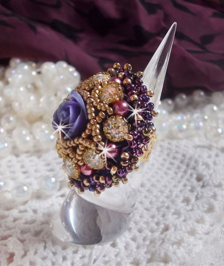 La Passionnée de Venise ring geborduurd met een paarse hars bloem en kristallen strass steentjes