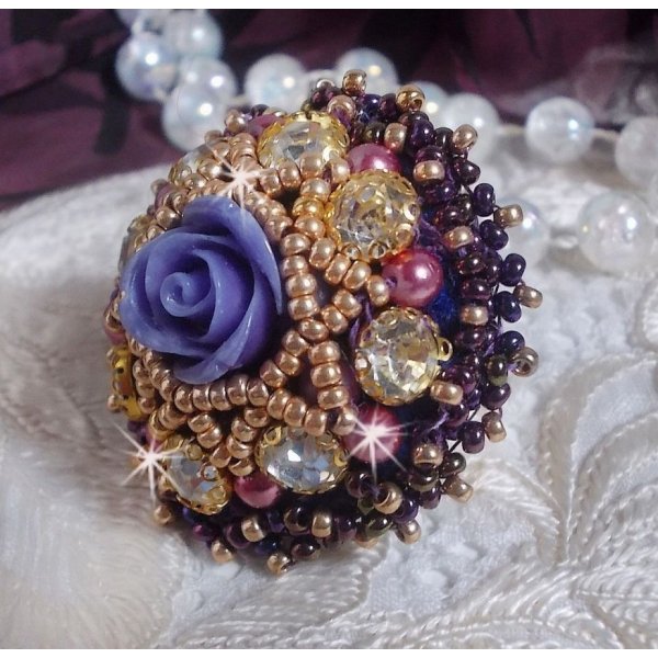 La Passionn&eacute;e de Venise ring geborduurd met een paarse hars bloem en kristallen strass steentjes
