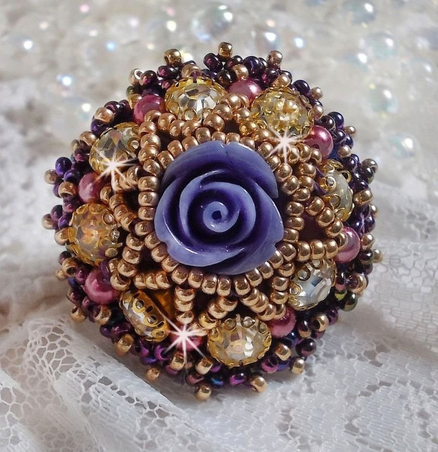 La Passionnée de Venise ring geborduurd met een paarse hars bloem en kristallen strass steentjes