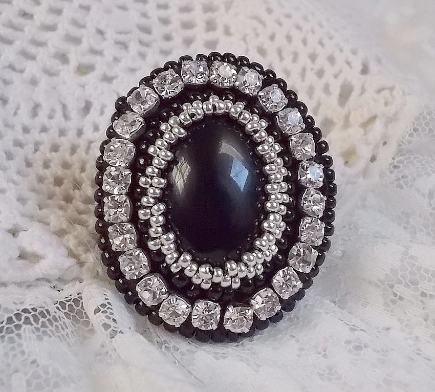 Black Stone Ring geborduurd met een edelsteen, zwarte onyx, kristallen en rocailles.