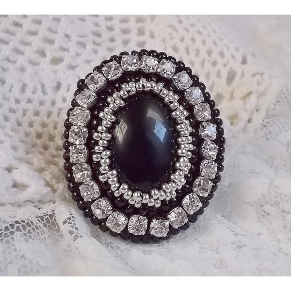 Black Stone Ring geborduurd met een edelsteen, zwarte onyx, kristallen en rocailles.