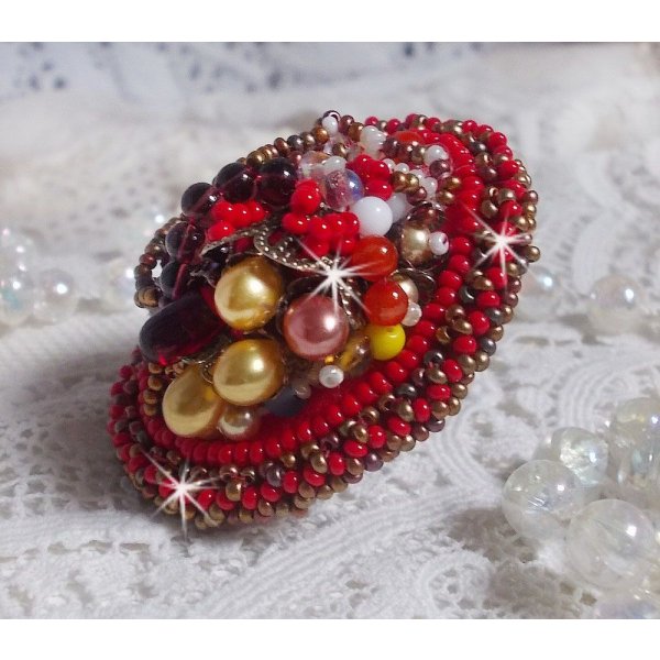 Bague Printemps Color&eacute; brod&eacute;e avec des Cristaux de Swarovski, des perles rondes nacr&eacute;es, un c&ocirc;ne filigran&eacute;e et des rocailles