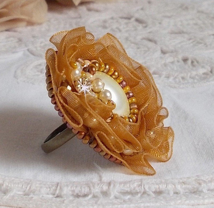 Reflets de Rosée ring geborduurd met parels en een fauve-kleurig organza lint