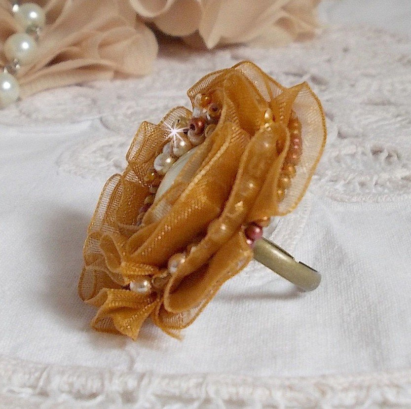 Reflets de Rosée ring geborduurd met parels en een fauve-kleurig organza lint