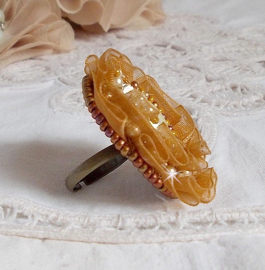 Reflets de Rosée ring geborduurd met parels en een fauve-kleurig organza lint