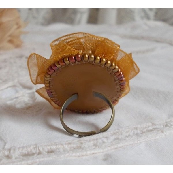Reflets de Ros&eacute;e ring geborduurd met parels en een fauve-kleurig organza lint
