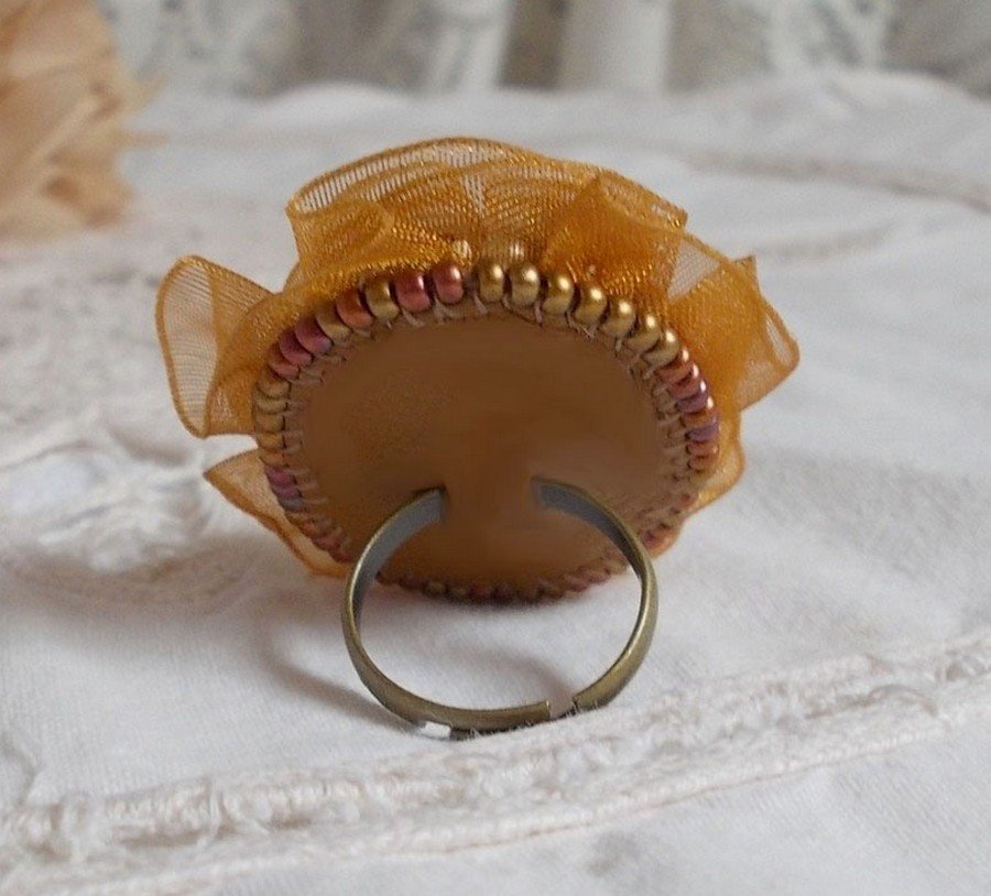 Reflets de Rosée ring geborduurd met parels en een fauve-kleurig organza lint