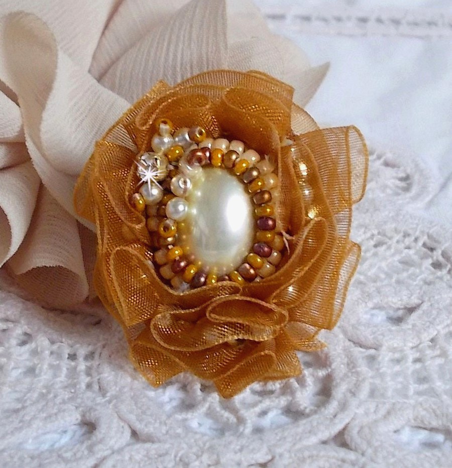 Reflets de Rosée ring geborduurd met parels en een fauve-kleurig organza lint
